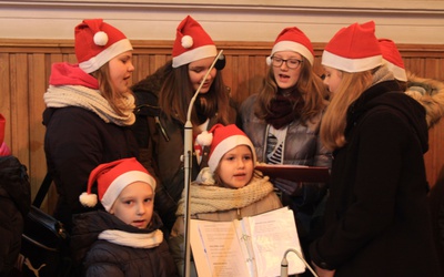 Schola dziecięca z Makowa Mazowieckiego śpiewała w czasie odwiedzin św. Mikołaja