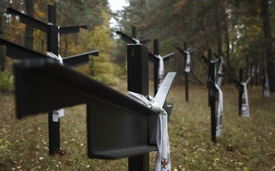Wandale pomazali farbą polski cmentarz w Bykowni