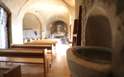 Włochy: Bez wody święconej w kościołach z powodu koronawirusa