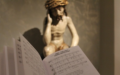 Figura Chrystusa frasobliwego z Długosiodła w Muzeum Diecezjalnym w Płocku.
