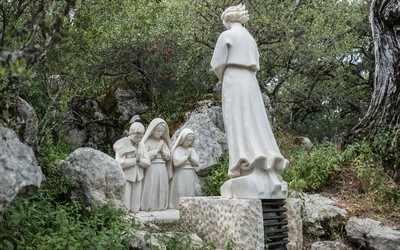 Kard. Tagle w Fatimie: Maryja nigdy nas nie opuści pośród ciemności wojny