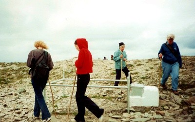 Pielgrzymi modlący się na Górze Świętego Patryka (Irlandia)