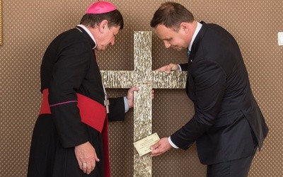 Duda przekazał krzyż pamięci pomordowanych Polaków