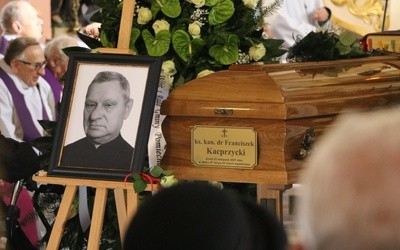 Pomiechowo. Pogrzeb ks. kan. Franciszka Kacprzyckiego