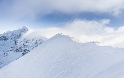 Dwaj skitourowcy, przysypani przez lawinę w Tatrach, są cali i zdrowi