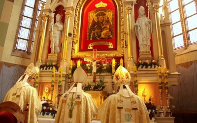 Nowe sanktuarium z papieską koroną