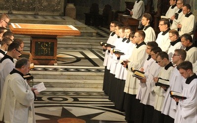 Almuni seminarium płockiego i ich wychowawcy na modlitwie brewiarzowej, w czasie Triduum Paschalnego w katedrze