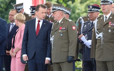 Szef MON: Gen. Jarosław Mika jest zdrowy i wraca do służby