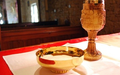 Archidiecezja łódzka: w czwartki Komunia Święta ma być udzielana pod dwiema postaciami