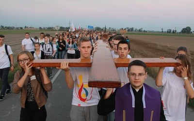 Pielgrzymka z krzyżem Światowych Dni Młodzieży z Przasnysza do Rostkowa we wrześniu ubiegłego roku