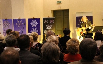 Znakomity koncert w wykonaniu Ryszarda Wolbacha (na zdjęciu) i gitarzysty Krzysztofa Misiaka towarzyszył otwarciu wystawy