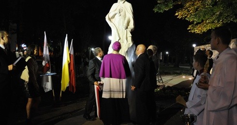 Biskup płocki i włodarze Przasnysza odsłonili pomnik św. Stanisława Kostki w parku miejskim
