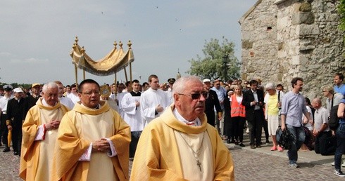 Z Najświętszym Sakramentem przez miasto