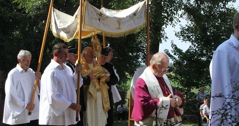 Mszy św. i procesji eucharystycznej przewodniczył bp Andrzej Suski. Homilię wygłosił bp Roman Marcinkowski