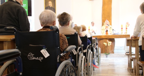 Bp Piotr Libera odwiedził dom seniora Leonianum