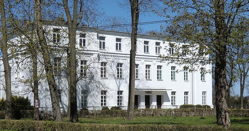 Koszary przy ulicy Wojska Polskiego 54 w Ciechanowie to kompleks o powierzchni blisko 38 ha, na którym znajdują się 84 budynki