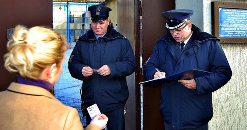 Szczegółowa kontrola dokumentów przed wejściem na teren płońskiego aresztu