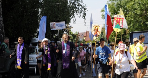 Piesza pielgrzymka diecezji ełckiej w drodze na Jasną Górę zatrzymała się w pułtuskiej parafii Świętego Krzyża