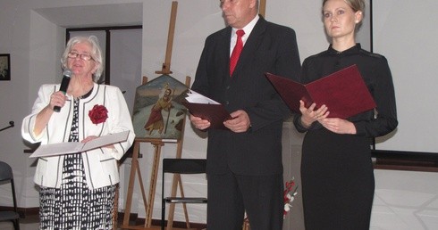 Bożenna Parzuchowska (z lewej) i aktorzy Teatru Trzech Pokoleń w czasie gali IX Mazowieckiego Konkursu Literackiego