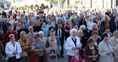 "Koronka na ulicach miast" o pokój w Ukrainie i przestrzeganie praw przez rządzących