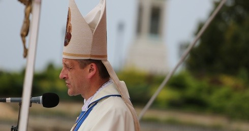 Biskup wyprowadzi na pustynię