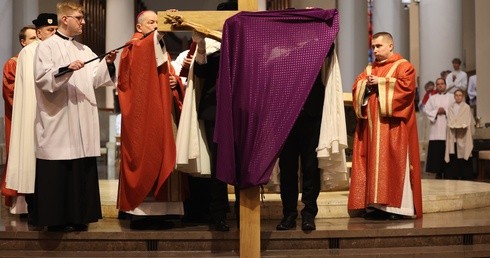 Wielki Piątek. Liturgia w Archikatedrze Chrystusa Króla w Katowicach