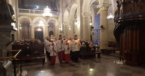 Procesja eucharystyczna na zakończenie Gorzkich Żali w katedrze