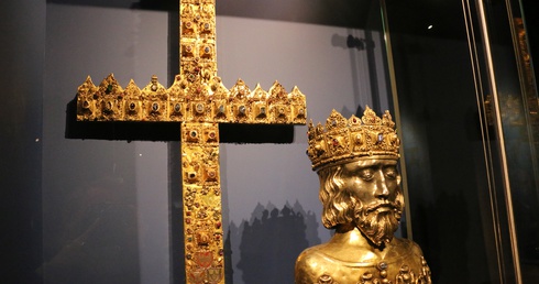 Na wystawie na Zamku Królewskim na Wawelu, obok krzyża z diademów - pochodzącego ze skarbca katedry wawelskiej, można zobaczyć bezcenny zabytek z Płocka - relikwiarz św. Zygmunta.