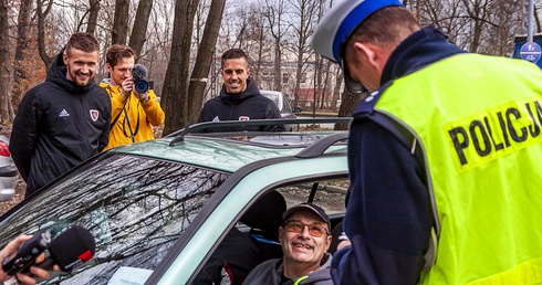 Piłkarze i policjanci sprawdzali, czy kierowcy zapięli pasy