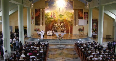 Wnętrze kościoła św. Jana Pawła II w parafii Matki Bożej Fatimskiej w Ciechanowie