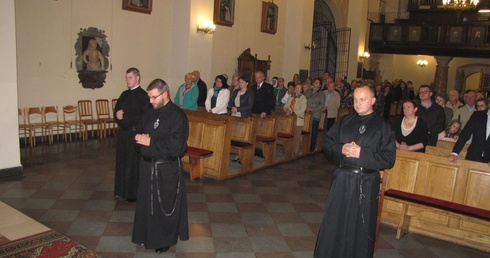 Młodzi Pasjoniści złożyli śluby zakonne w kościele, gdzie spoczywa sługa Boży o. Bernard Kryszkiewicz