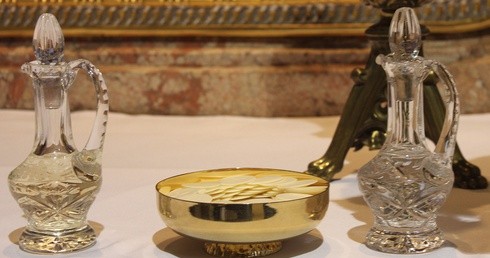 Ks. Raj: Ksiądz z chorobą alkoholową może sprawować Eucharystię na moszczu winnym bez alkoholu