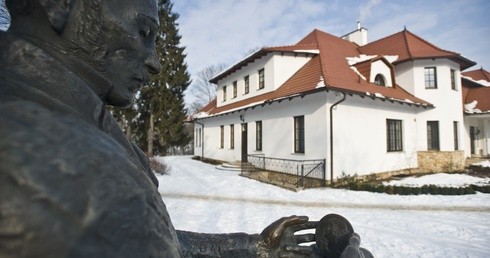 Pomnik poety przed dworem Krasińskich w Opinogórze
