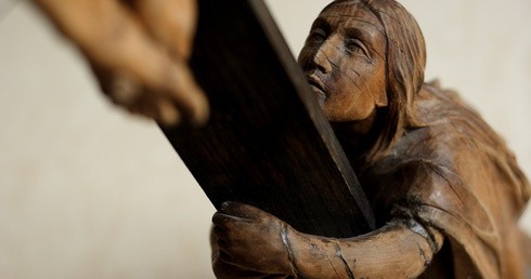 Krzyż całuję, pod krzyżem uklękam