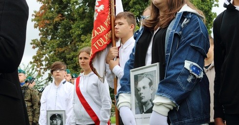 Tolkmicko. Upamiętnienie zamordowanych policjantów