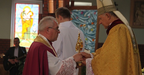 Abp Mokrzycki w Mławie: Czym Jan Paweł II żył, tym wciąż nas karmi