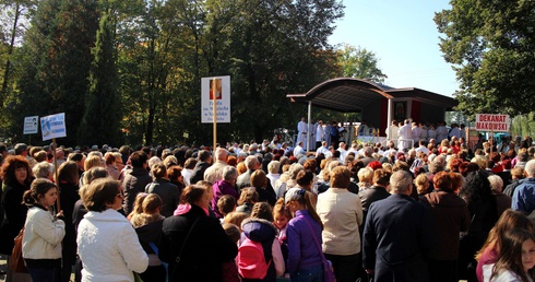 Po raz trzeci prawie 4 tys. różańcowych pątników z całej diecezji wypełniło sanktuarium Matki Bożej Smardzewskiej