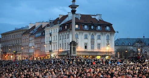 Warszawa 10 kwietnia. Krakowskie Przedmieście po katastrofie samolotu prezydenckiego 