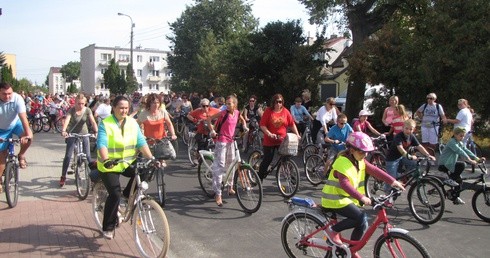 Trasę od kościoła chrztu św. Stanisława Kostki w Przasnyszu do miejsca urodzin świętego w Rostkowie przejechało około 300 rowerzystów