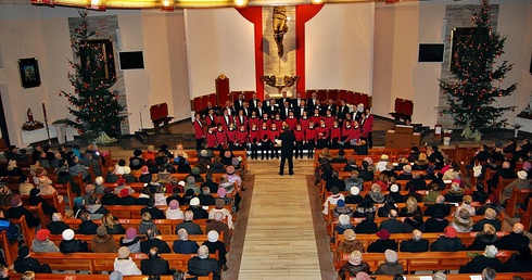 W płońskim kościele rozbrzmiały najsłynniejsze kolędy i pastorałki w mistrzowskim wykonaniu poznańskiego chóru