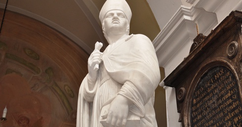 Pomnik bp. Adama Krasińskiego w kościele parafinym w Krasnem, wzniesiony przez gen. Wincentego Krasińskiego, ojca wieszcza Zygmunta
