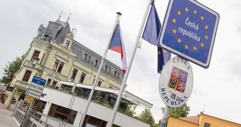 Czesi mogą już wyjeżdżać za granicę - zakaz był bezprawny
