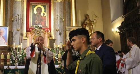 Ks. kan. Andrzej Więckowski wznosi relikwiarz św. Jana Pawła II