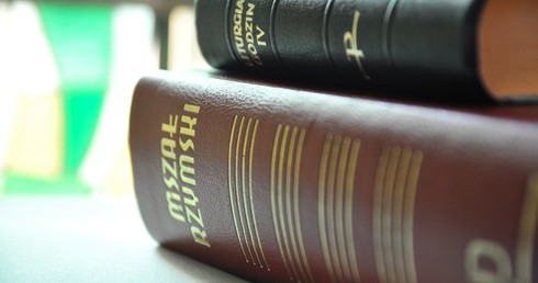 Francja: Biskupi reagują na apel Papieża ws. tradycjonalistów. Dwa ryty w jednym Mszale?