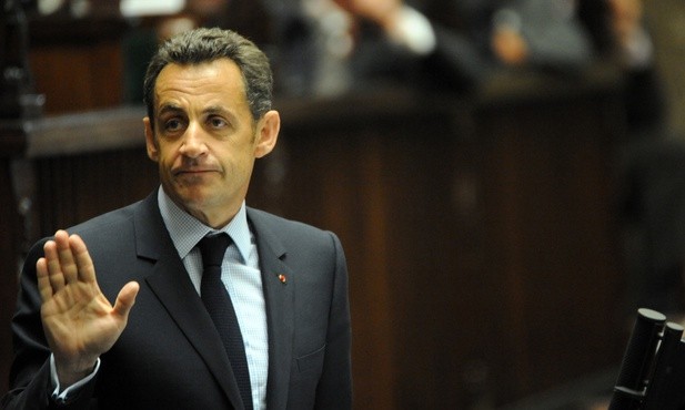 Sarkozy wzywa do głosowania na Macrona