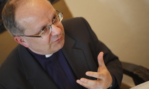 Bp Czaja: Obecny synod jest szansą na uzdrowienie Kościoła