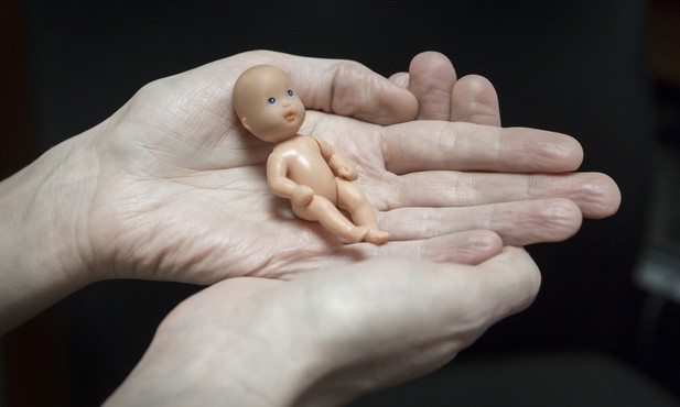 W okresie prenatalnym długo jest maleńki. Ale jest człowiekiem