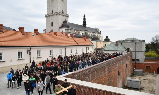 CBOS: Niespełna połowa Polaków pozytywnie o działalności Kościoła