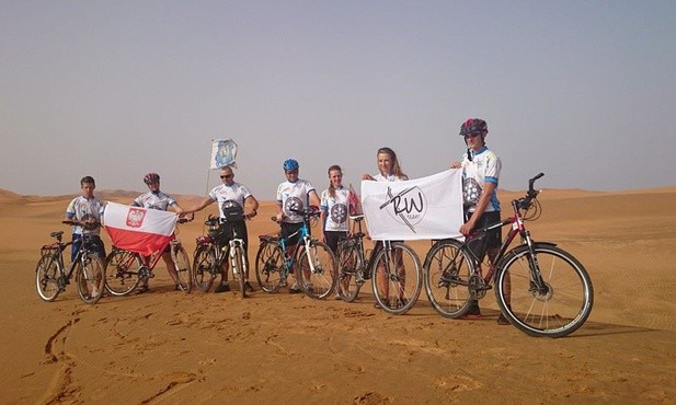 Na Saharę dojechali rowerami