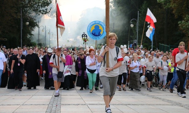 Wejście pielgrzymów na Jasną Górę